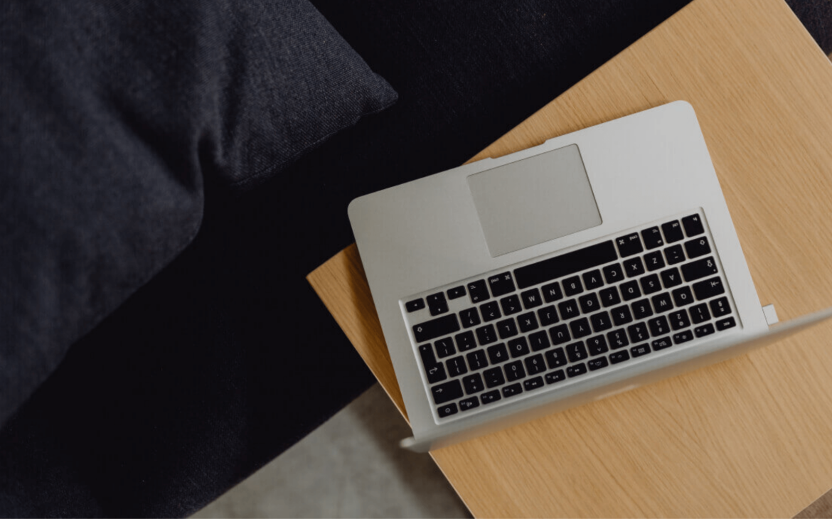 laptop leży na brązowym stoliku